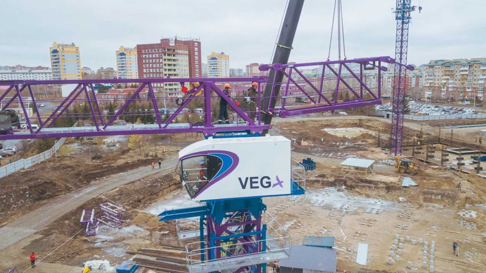 VEGA tower crane installation, workers assembling jib section
